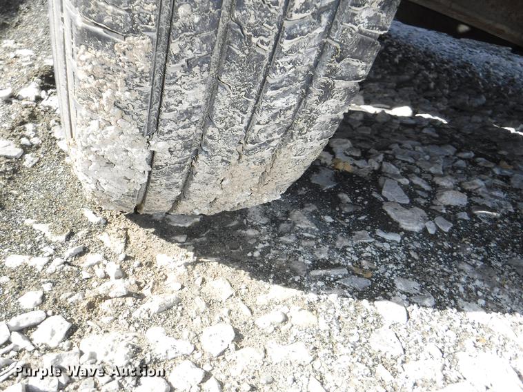 image for item J5508 2005 Ford E450 shuttle bus