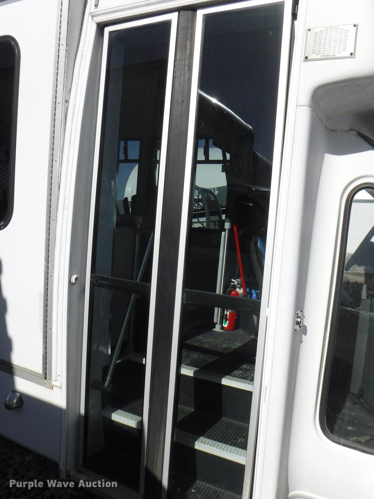 image for item J5508 2005 Ford E450 shuttle bus
