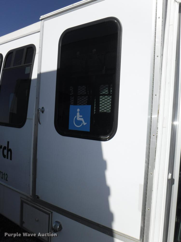 image for item J5508 2005 Ford E450 shuttle bus