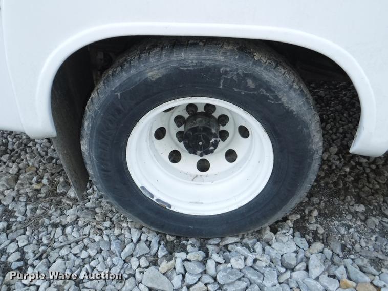 image for item J5508 2005 Ford E450 shuttle bus