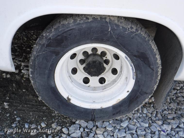 image for item J5508 2005 Ford E450 shuttle bus