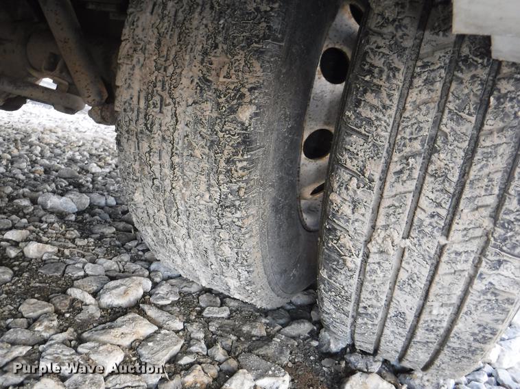 image for item J5508 2005 Ford E450 shuttle bus