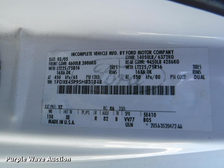 image for item J5508 2005 Ford E450 shuttle bus