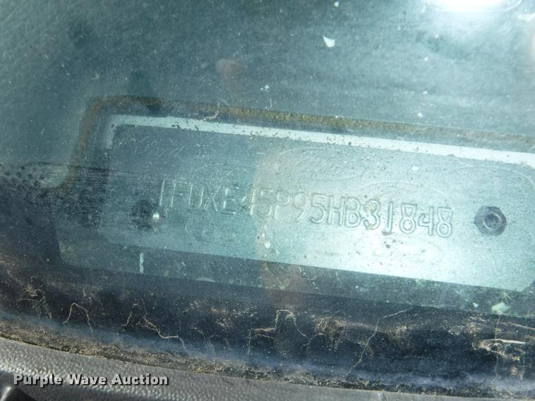 image for item J5508 2005 Ford E450 shuttle bus