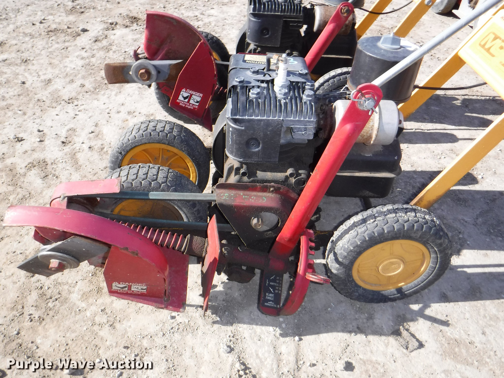 (2) McLane lawn edgers in Paola, KS Item EP9165 sold Purple Wave