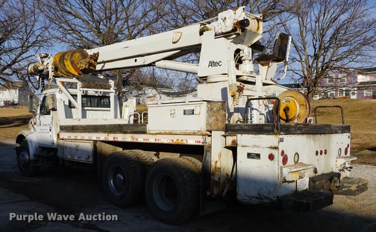 image for item DB0371 1998 International 4900 digger derrick truck
