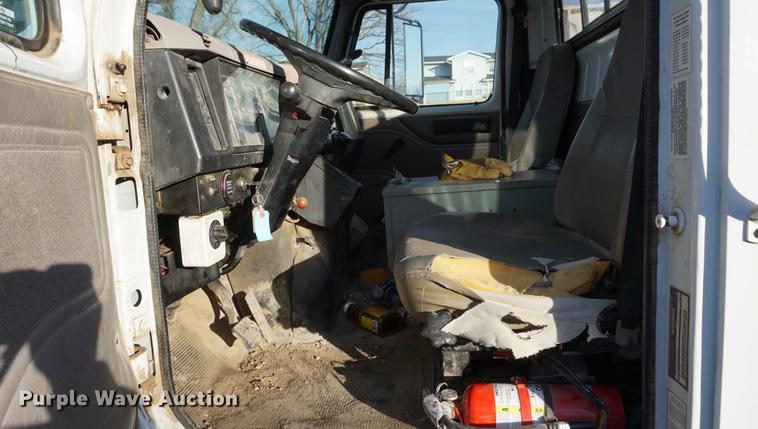 image for item DB0371 1998 International 4900 digger derrick truck