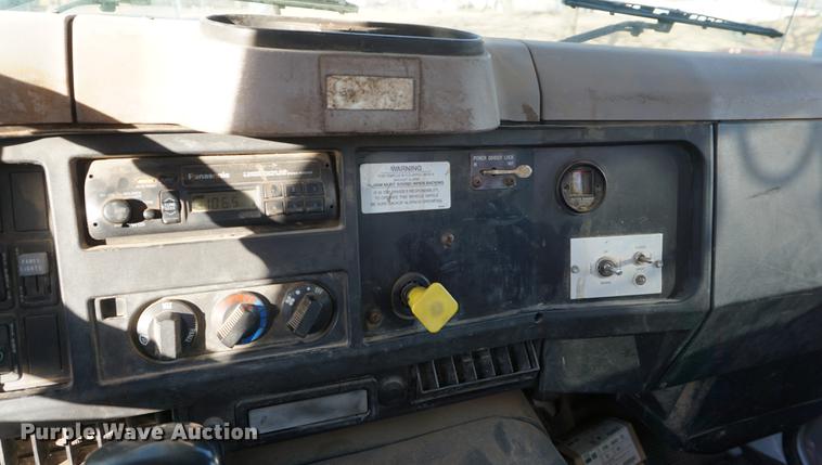 image for item DB0371 1998 International 4900 digger derrick truck