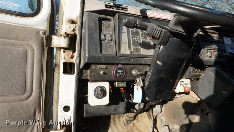 image for item DB0371 1998 International 4900 digger derrick truck