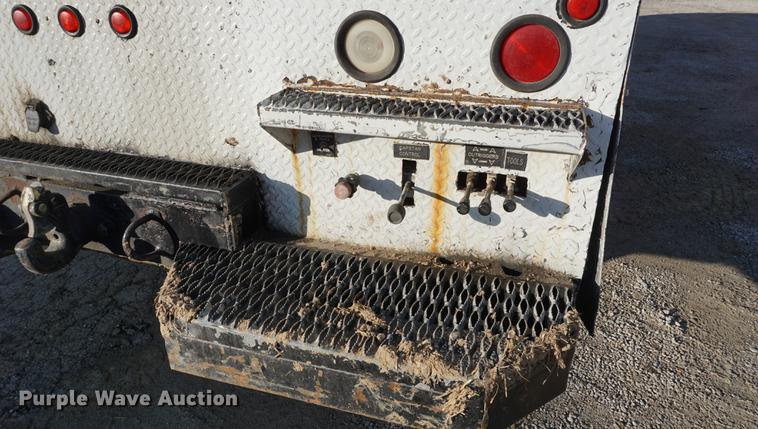 image for item DB0371 1998 International 4900 digger derrick truck