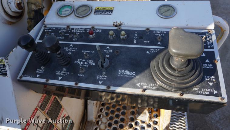 image for item DB0371 1998 International 4900 digger derrick truck