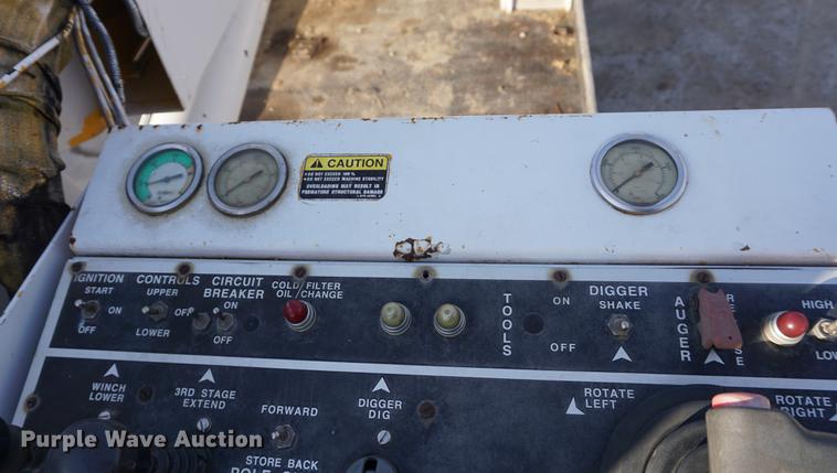 image for item DB0371 1998 International 4900 digger derrick truck