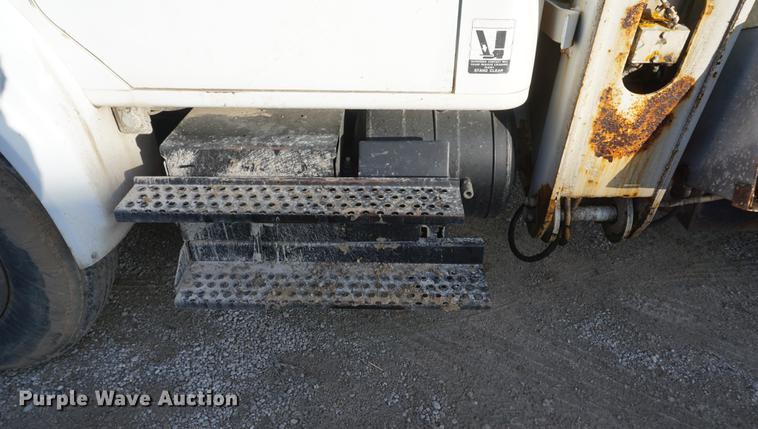 image for item DB0371 1998 International 4900 digger derrick truck