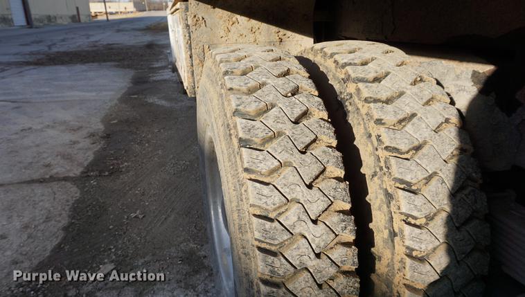 image for item DB0371 1998 International 4900 digger derrick truck