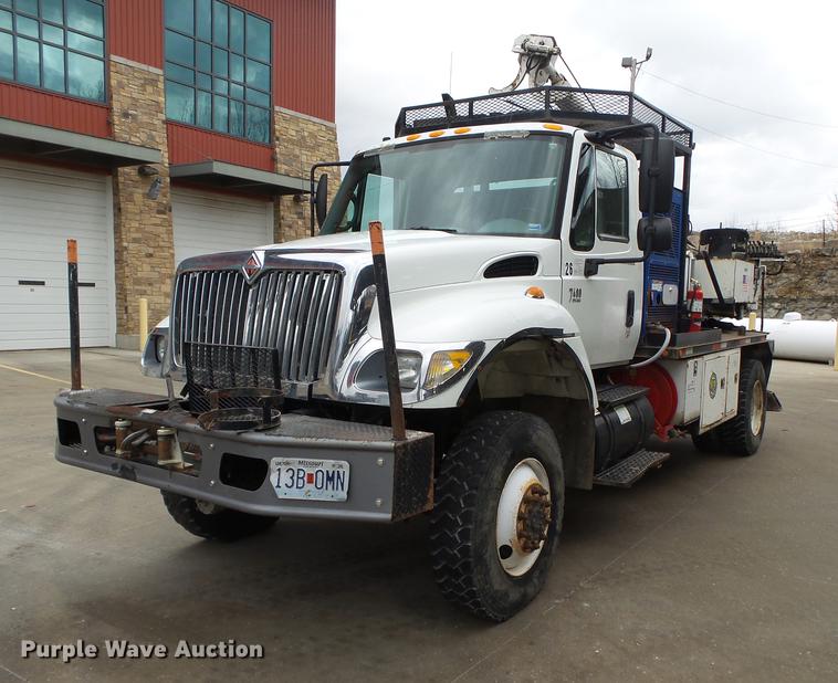 image for item DB7306 2002 International 7400 derrick digger truck