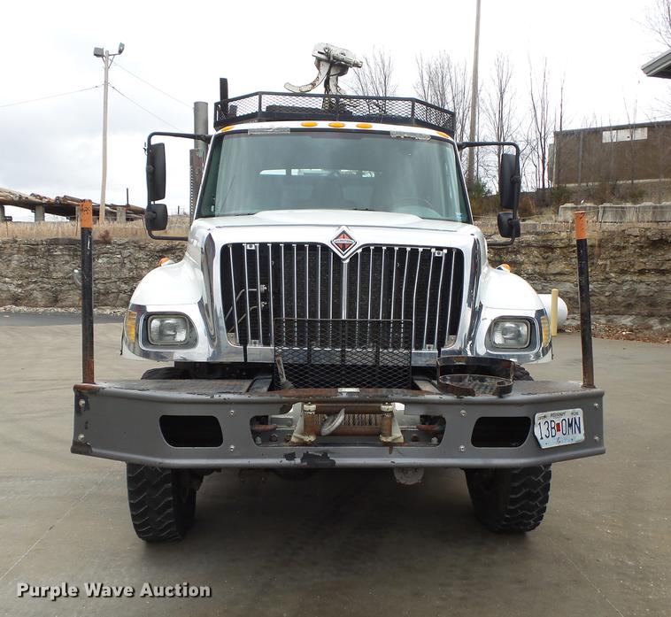 image for item DB7306 2002 International 7400 derrick digger truck