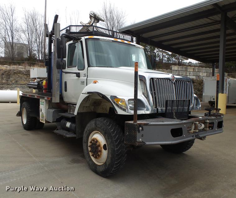 image for item DB7306 2002 International 7400 derrick digger truck