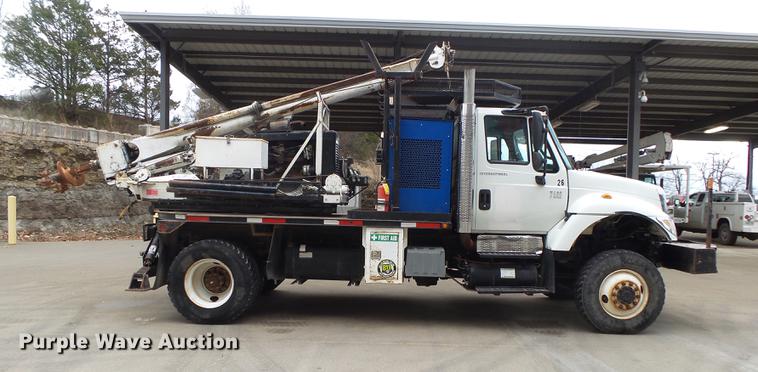 image for item DB7306 2002 International 7400 derrick digger truck