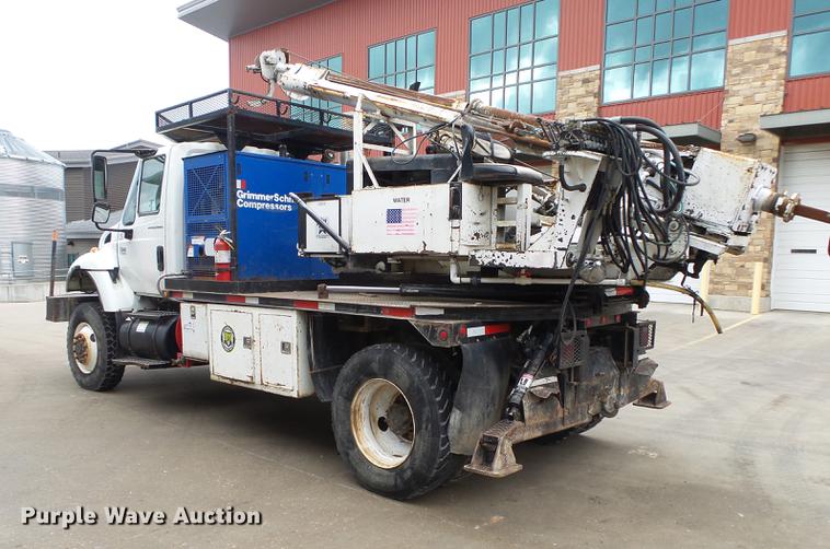 image for item DB7306 2002 International 7400 derrick digger truck