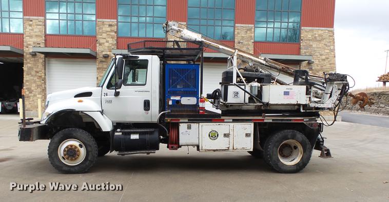 image for item DB7306 2002 International 7400 derrick digger truck