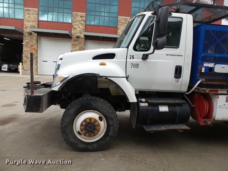 image for item DB7306 2002 International 7400 derrick digger truck