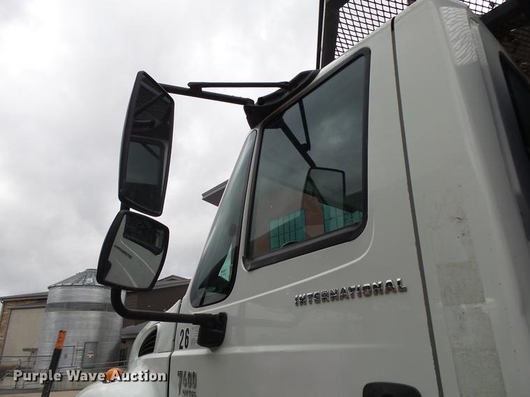 image for item DB7306 2002 International 7400 derrick digger truck