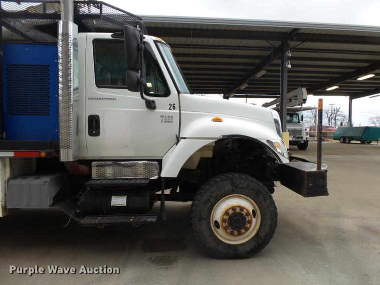 image for item DB7306 2002 International 7400 derrick digger truck