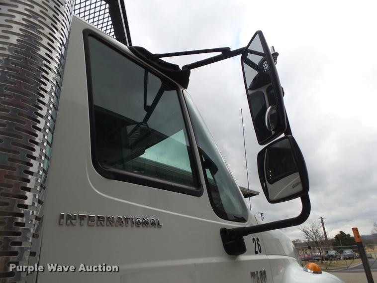 image for item DB7306 2002 International 7400 derrick digger truck