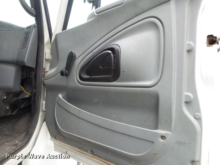 image for item DB7306 2002 International 7400 derrick digger truck