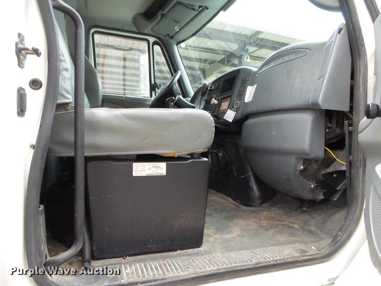 image for item DB7306 2002 International 7400 derrick digger truck