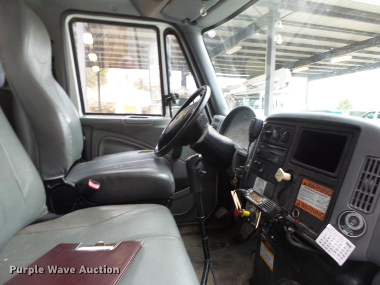 image for item DB7306 2002 International 7400 derrick digger truck