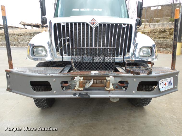 image for item DB7306 2002 International 7400 derrick digger truck