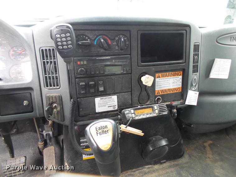 image for item DB7306 2002 International 7400 derrick digger truck