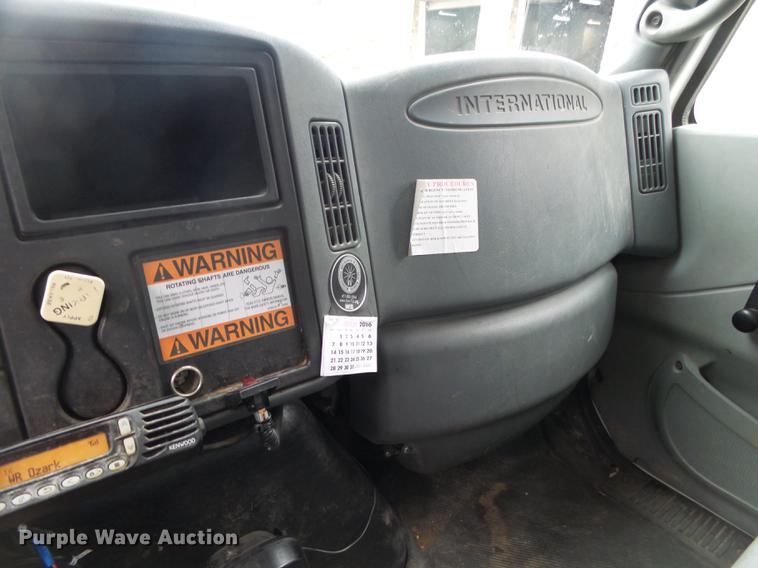 image for item DB7306 2002 International 7400 derrick digger truck