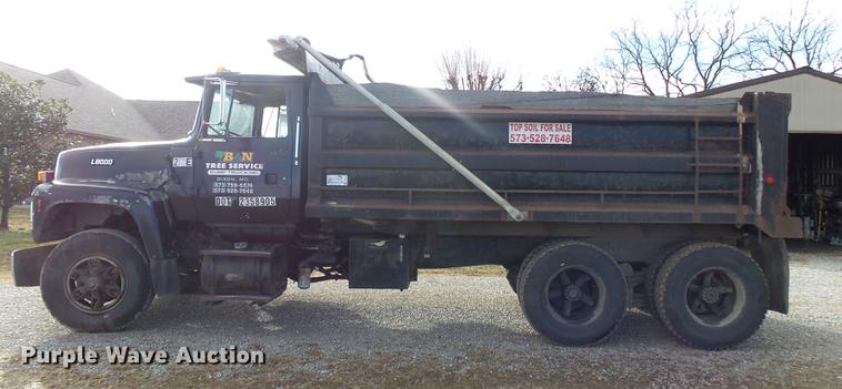 image for item DB7310 1996 Ford LT8000 dump truck