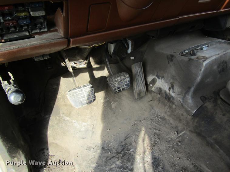 image for item DB9779 1991 GMC TopKick flatbed truck