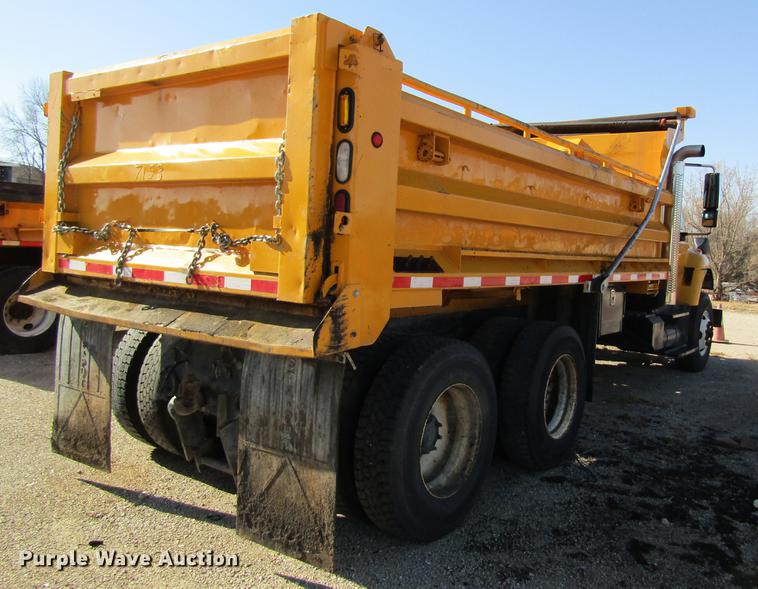 image for item DB9795 2004 International 7400 dump truck