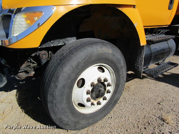 image for item DB9795 2004 International 7400 dump truck