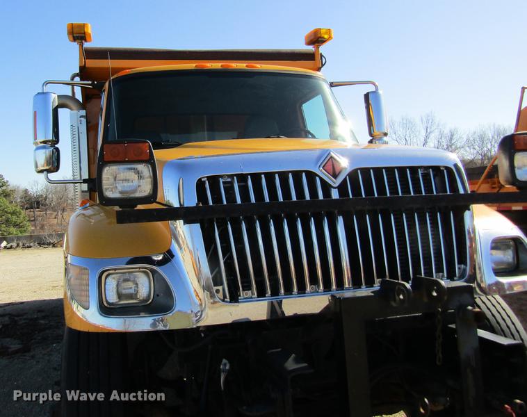 image for item DB9795 2004 International 7400 dump truck