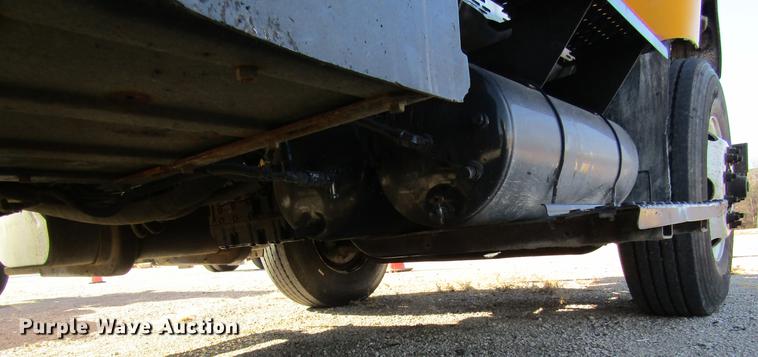 image for item DB9795 2004 International 7400 dump truck