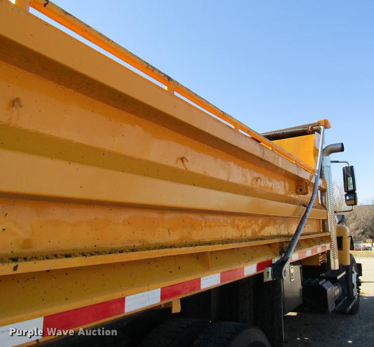 image for item DB9795 2004 International 7400 dump truck