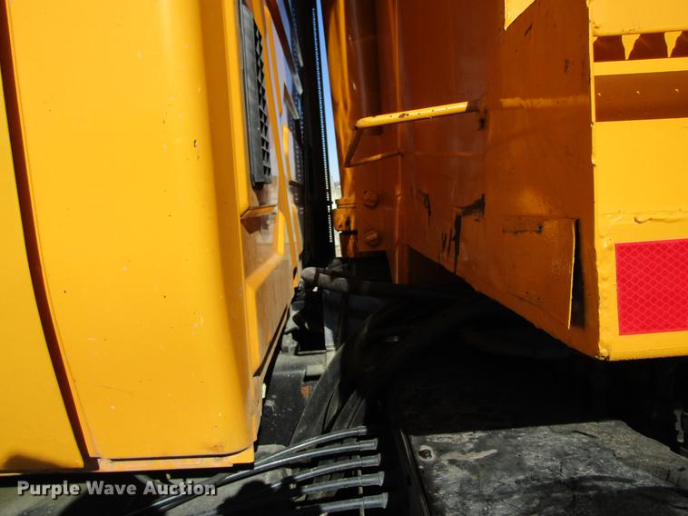 image for item DB9795 2004 International 7400 dump truck