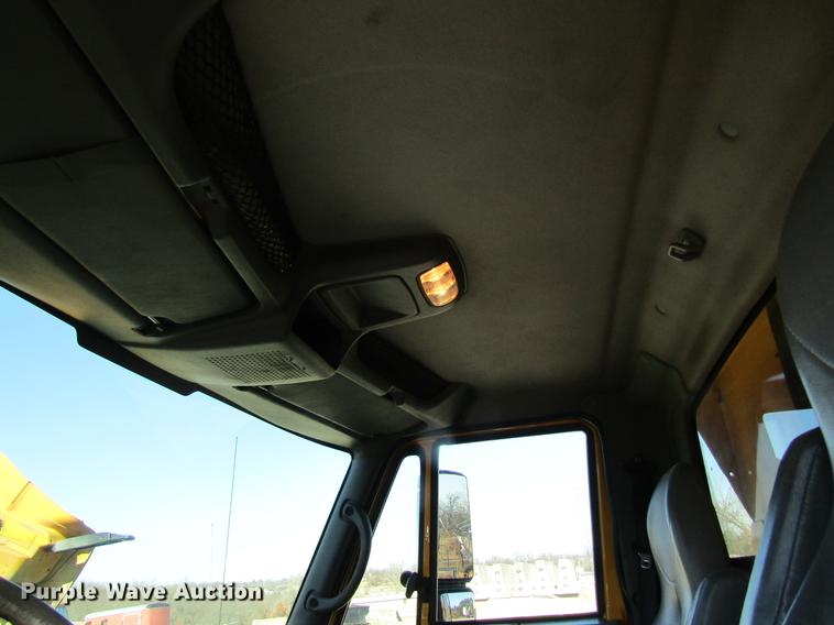 image for item DB9795 2004 International 7400 dump truck