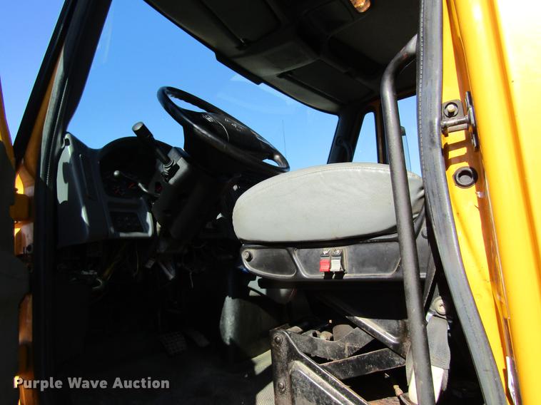 image for item DB9795 2004 International 7400 dump truck