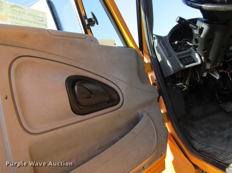 image for item DB9795 2004 International 7400 dump truck