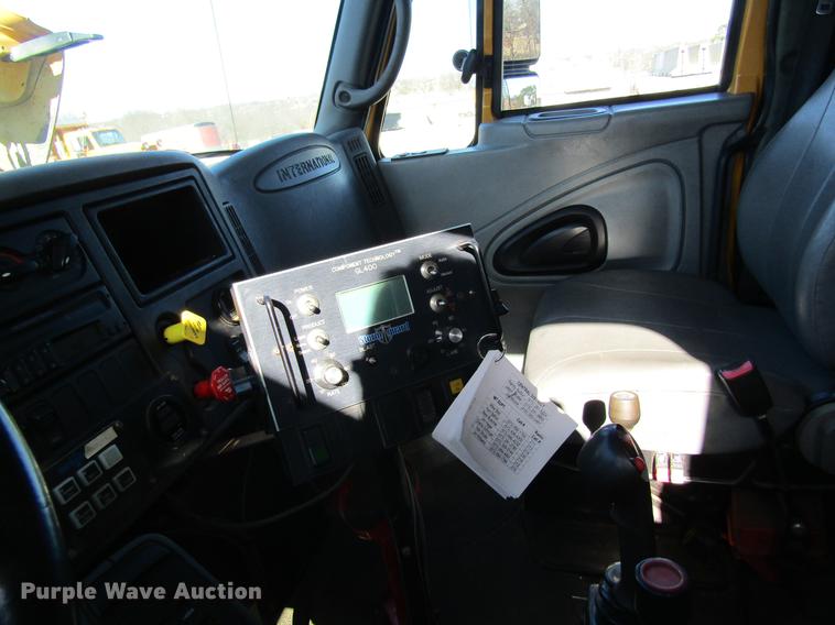 image for item DB9795 2004 International 7400 dump truck