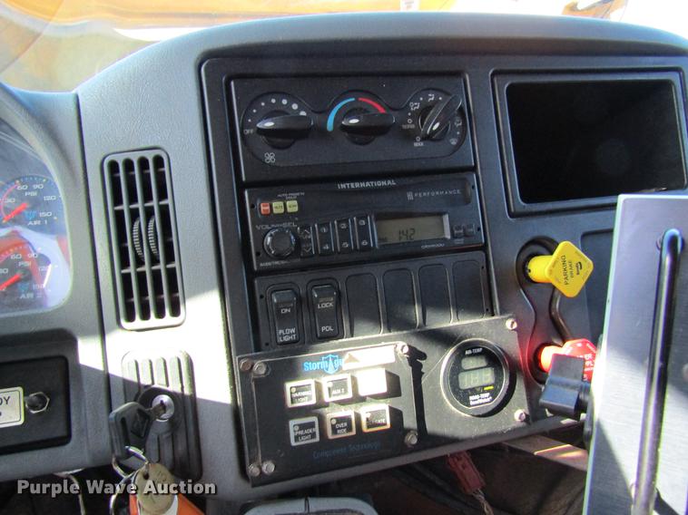 image for item DB9795 2004 International 7400 dump truck