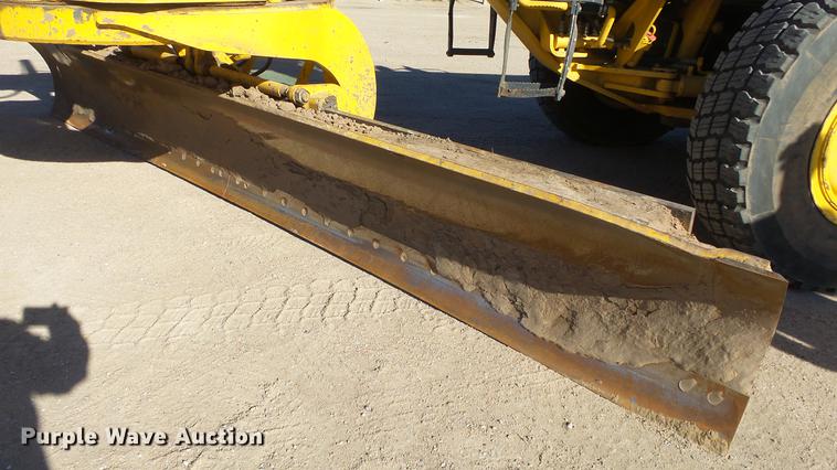 image for item DC0549 2004 Komatsu GD675 motor grader