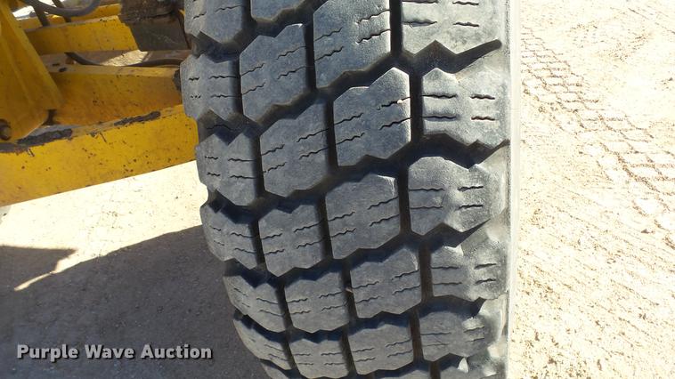 image for item DC0549 2004 Komatsu GD675 motor grader