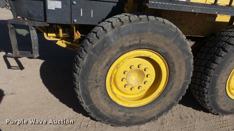 image for item DC0549 2004 Komatsu GD675 motor grader